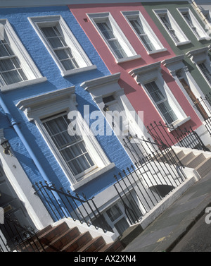 Immobilien in London anhand einer Reihe von bunten Häusern im Bereich Nottinghill beliebt bei Immobilienmaklern und die wohlhabenden Stockfoto