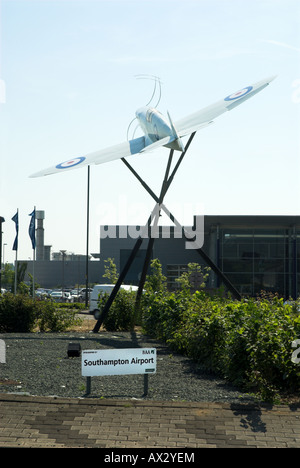 Modell des ursprünglichen Prototyp Spitfire draußen Southampton Eastliegh Flughafen wo legen Sie die erste Spitfore Flug dauerte Stockfoto