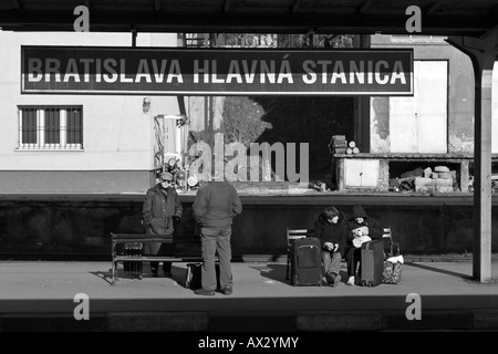 Alten Passagiere warten trainieren in Bratislava-Station, Hlavna Stanica. Stockfoto