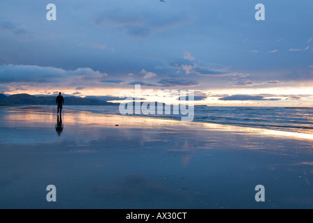 Silhouette der Mann zu Fuß am Strand bei Sonnenuntergang Stockfoto