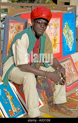 Reisen, Senegal, Dakar, Mann, Coco der Künstler mit seinen Bildern auf dem Display, Stockfoto
