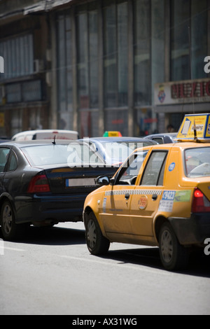 zwei Autos auf der Straße Verkehrs ein Taxi und einem schwarzen Kreis Stockfoto