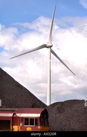 EINE WINDKRAFTANLAGE BEFINDET SICH NEBEN EINEM KOHLE-DEPOT IN AVONMOUTH HAFEN IN DER NÄHE VON BRISTOL UK 2007 Stockfoto