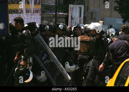 Istanbul, Türkei - Polizei sprühen Tränengas zu zerstreuen des Publikums während anti-NATO-Demonstrationen in Istanbul am 06 29 2004 Stockfoto