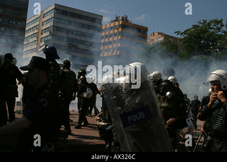 Istanbul, Türkei - Polizei sprühen Tränengas zu zerstreuen des Publikums während anti-NATO-Demonstrationen in Istanbul am 06 29 2004 Stockfoto