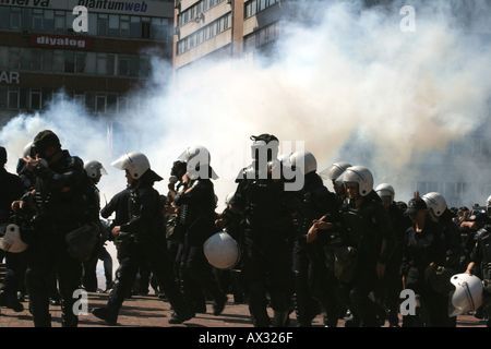 Istanbul, Türkei - Polizei sprühen Tränengas zu zerstreuen des Publikums während anti-NATO-Demonstrationen in Istanbul am 06 29 2004 Stockfoto