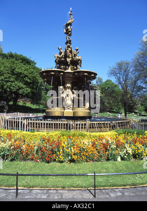 Die goldenen Ross Fountain in West Princes Street Gardens Edinburgh Schottland von Blumen umgeben Stockfoto