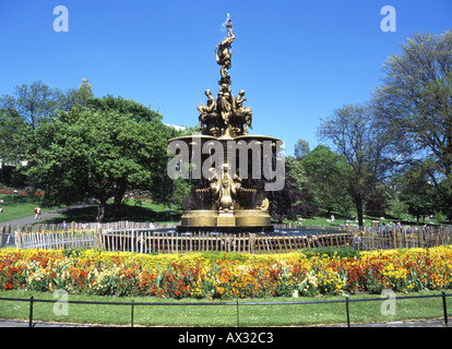 Die goldenen Ross Fountain in West Princes Street Gardens Edinburgh Schottland von Blumen umgeben Stockfoto