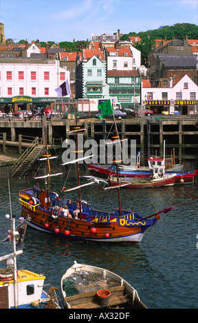 Das Seaside Resort Pirat Schiff Ausflugsschiff verlässt Hafen von Scarborough, North Yorkshire, England. Stockfoto