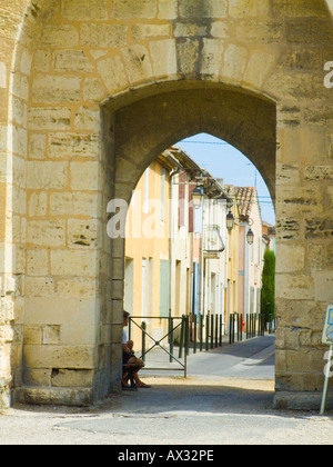 Torbogen in der römischen Stadt Aigues Mortes in der Camargue Südfrankreich Stockfoto