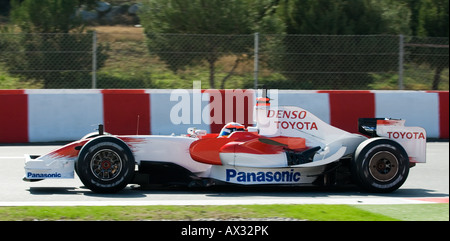 Timo Glock im Toyota Formel1-Rennwagen während der Tests Sessions am Circuit Catalunya Stockfoto