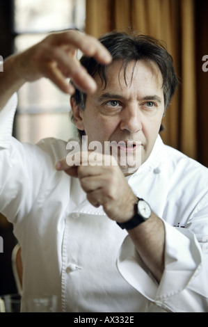 Der Küchenchef Raymond Blanc in seinem Restaurant im Le Manoir Aux Quat Saisons in Great Milton Oxfordshire UK April 2004 Stockfoto