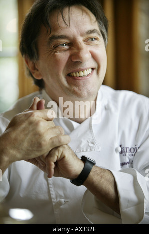 Der Küchenchef Raymond Blanc in seinem Restaurant im Le Manoir Aux Quat Saisons in Great Milton Oxfordshire UK Stockfoto