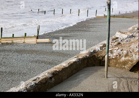 Reparatur ein Loch in der Straße in der Nähe von Allonby, Cumbria, verursacht durch extremen stürmen die Ufermauer wodurch es zum Einsturz zu untergraben Stockfoto