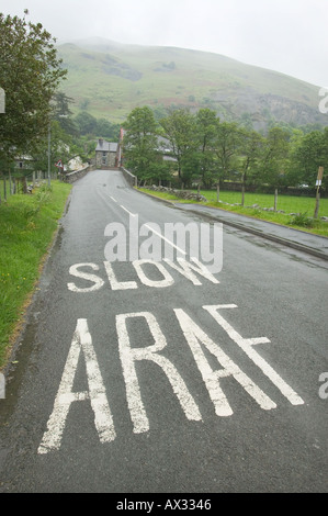 Ein Straßenschild in Walisisch und Englisch in dem Dorf Llangynog in Powys, Wales Mai 2004 Stockfoto