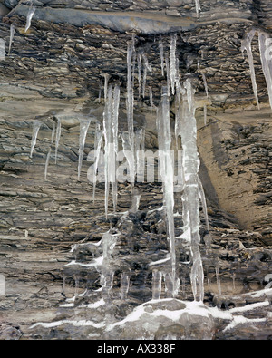 Eiszapfen auf Schiefer Felswand Upstate New York Stockfoto