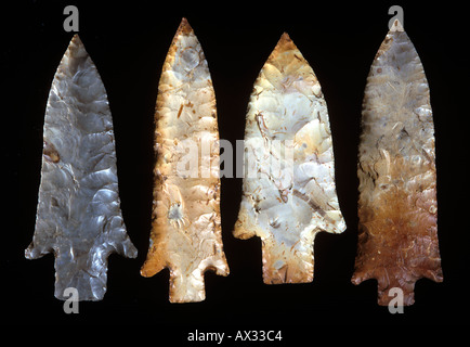 Stange Punkte, charakteristisch - geriffelte Wurfpunkte, vom Ende der archaischen Zeit (4000 v. Chr.), gefunden in der Nähe von St. Louis, Missouri Stockfoto