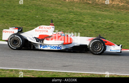 Timo Glock im Toyota Formel1-Rennwagen während der Tests Sessions am Circuit Catalunya Stockfoto