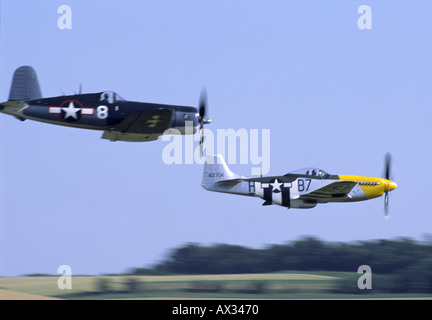 Der premier alliierte Kämpfer der pazifischen Kampagne übergibt die Chance Vought F4U Corsair mit Geschwindigkeit in Formation mit der legendären Stockfoto