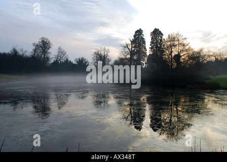 Am Abend Nebel kommt über den See bei Chartwell das ehemalige Haus von Sir Winston Churchill Stockfoto