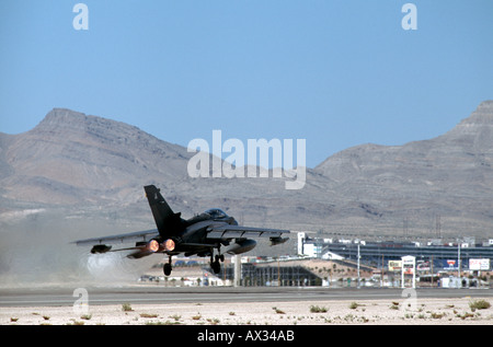 Eine Königliche Luftwaffe Tornado GR4 zieht von Nellis Air Force Base auf einem simulierten Kampfeinsatz rote Fahne Stockfoto