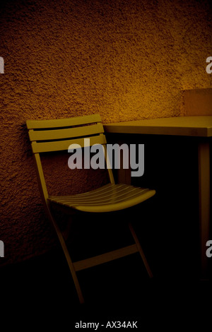 Tisch und Stuhl auf einer terrasse Stockfoto