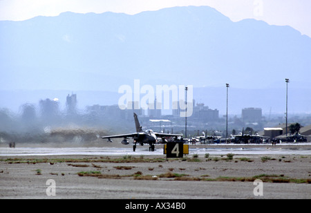 Eine Königliche Luftwaffe Tornado GR4 zieht von Nellis Air Force Base auf einem simulierten Kampfeinsatz rote Fahne Stockfoto