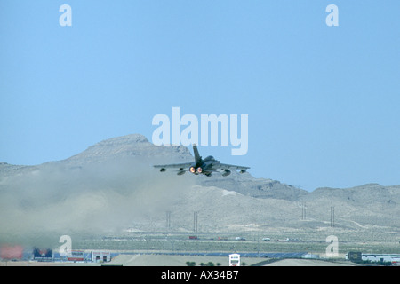 Eine Königliche Luftwaffe Tornado GR4 zieht von Nellis Air Force Base auf einem simulierten Kampfeinsatz rote Fahne Stockfoto