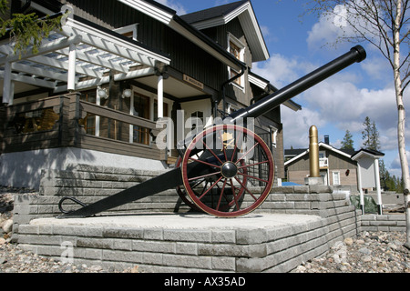 Deko-Kanone vor Hütte Stockfoto