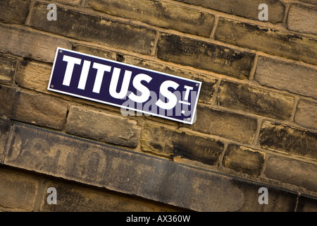 Titus-Straße, benannt nach Sir Titus Salt im Dorf Saltaire ist eine UNESCO World Heritage Site West Yorkshire, Großbritannien Stockfoto