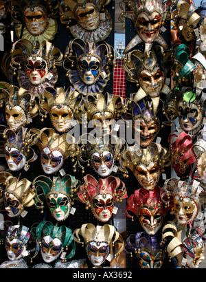 Karnevalsmasken auf einem Marktstand in Venedig 2004 Stockfoto