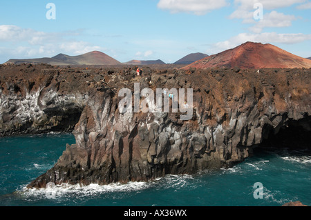 Touristen in Los Hervideros auf West Küste von Lanzarote auf den Kanarischen Inseln. Stockfoto