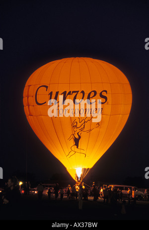 Hot Air Balloon glühend gegen Nacht Himmel Louisville Kentucky Stockfoto