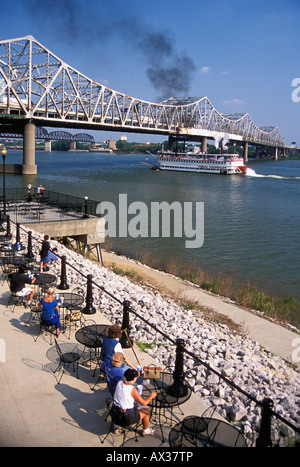 Belle of Louisville dämpfen auf dem Ohio River während das Kentucky Derby Festival große Steamboat Race, wie die Menschen suchen auf Stockfoto