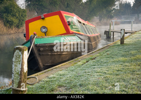 Halb versunkenen Kennet Cruises Schiff vor Anker am Fluss Kennet am Burghfield nach Winter Überschwemmungen Stockfoto