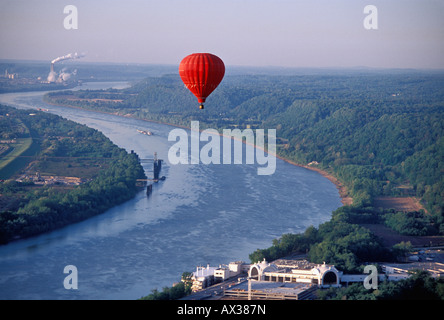 Ansicht von Heißluftballon Flying Over the Ohio River zeigen Lastkähne, Caesers Indiana, Kraftwerk plus Kentucky und Indiana Land Stockfoto