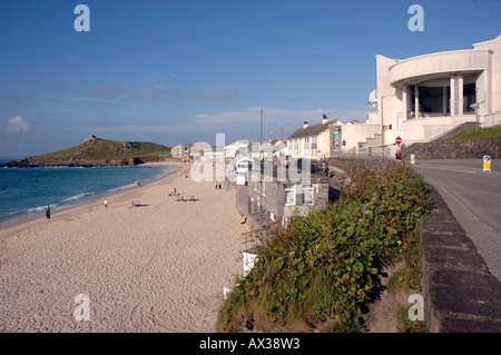 Tate St Ives mit Blick auf Porthmeor Beach in St Ives Cornwall England Stockfoto