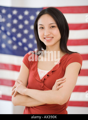 Asiatische Frau stand vor amerikanische Flagge Stockfoto