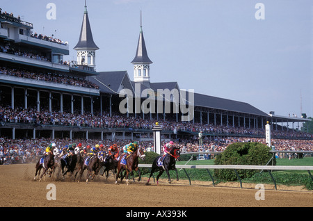 Vollblüter Rennen durch die erste Runde des Jahres 2000 Türme Kentucky Derby Rennen mit Churchill Downs Twin im Hintergrund Stockfoto