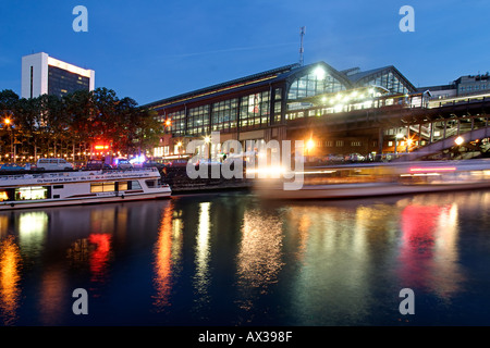 Berlin Railway Station Friedrichstrasse Ausflugsboote auf spree Stockfoto