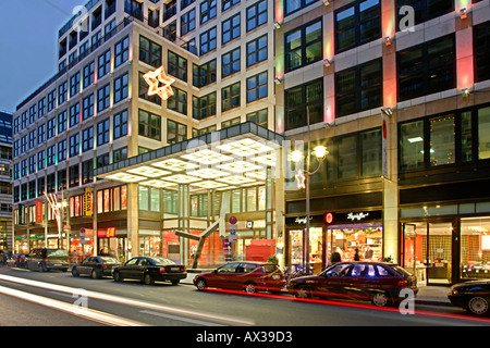 Berlin Friedrichstraße quartier 205 Luxus shopping Bereich Galerie Lafayette Quartier 205 Weihnachts-shopping in der Morgendämmerung Stockfoto