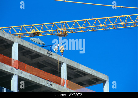 Bauarbeiter auf Dach Hochhaus Denver Colorado USA Stockfoto