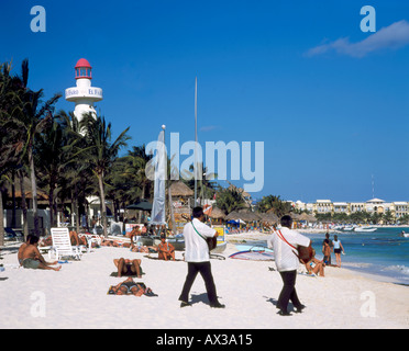 Playa del Carmen in Mexiko Yucatan Strand Mariachi Gitarre spielen am Strand Stockfoto