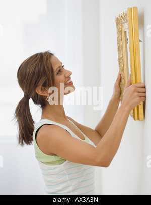 Indische Frau hängenden Bild Stockfoto