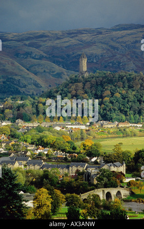 Stirling Alte Brücke und Wallace Monument mit Ochill Hills im Hintergrund, Stirling Stockfoto