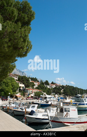 Hafen in Brela, Makarska Riviera, Dalmatien, Kroatien Stockfoto