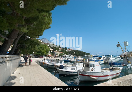 Hafen in Brela, Makarska Riviera, Dalmatien, Kroatien Stockfoto