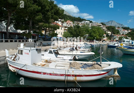 Hafen in Brela, Makarska Riviera, Dalmatien, Kroatien Stockfoto