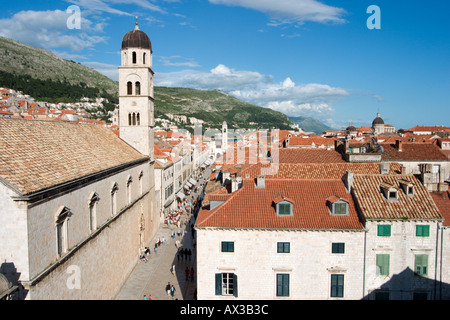 Placa Stradun (Hauptstraße) gesehen von der Stadtmauer, Altstadt, Dubrovnik, Dalmatien, Kroatien Stockfoto