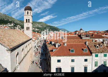 Placa Stradun (Hauptstraße) gesehen von der Stadtmauer, Altstadt, Dubrovnik, Dalmatien, Kroatien Stockfoto